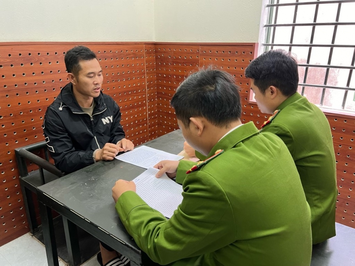 Nguoi tho xay dung bi bat cung 2.000 vien ma tuy luc nua dem hinh anh