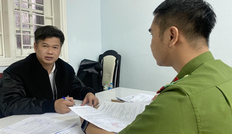 Dung tieu xao bien chu xe Mercedes thanh vo de lua dao hinh anh