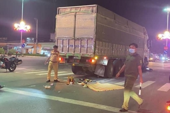 Bon nguoi thuong vong sau va cham voi xe tai o Binh Duong hinh anh