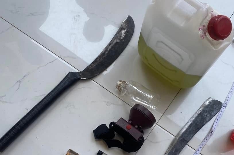 Hai nghi pham dung hung khi chong tra cong an khi bi phat hien hinh anh