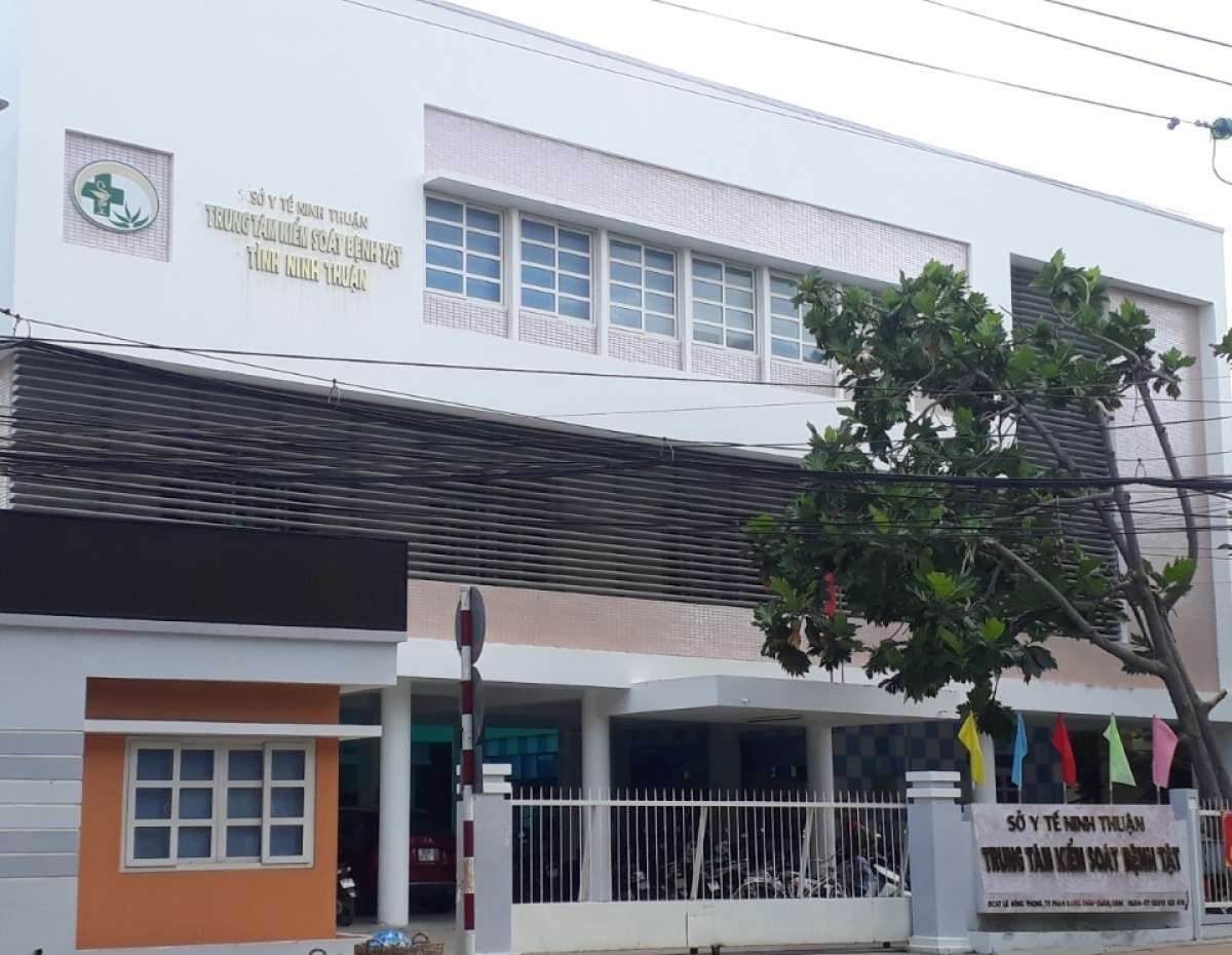 Bat tam giam 2 can bo cua CDC Ninh Thuan lien quan Cong ty Viet A hinh anh