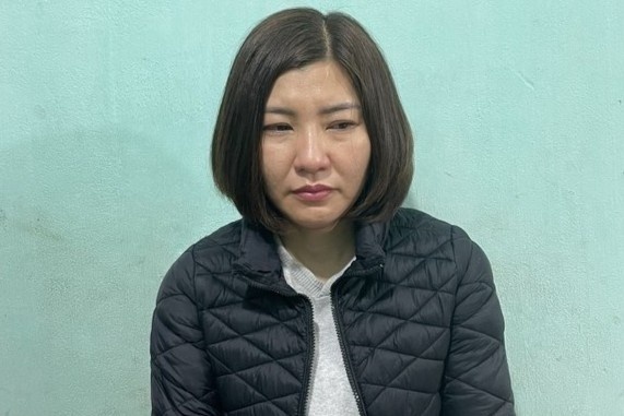 Bat giam nu can bo do sai pham cap giay chung nhan quyen su dung dat hinh anh