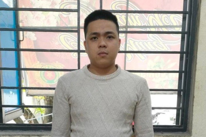 Nam thanh nien danh nhan vien quan vi xin gui nho xe khong duoc hinh anh