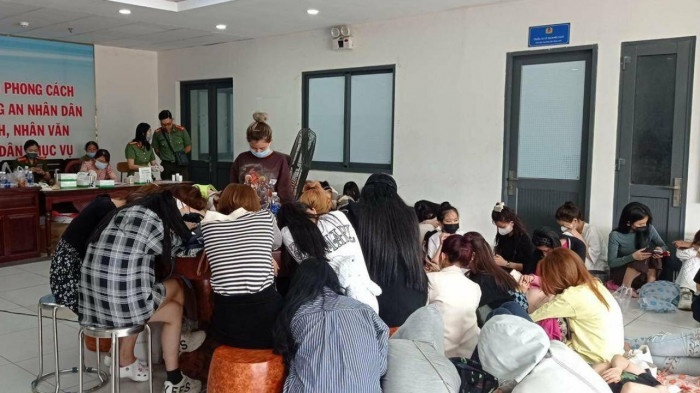 Phat hien nhieu nguoi nuoc ngoai duong tinh ma tuy trong quan karaoke hinh anh