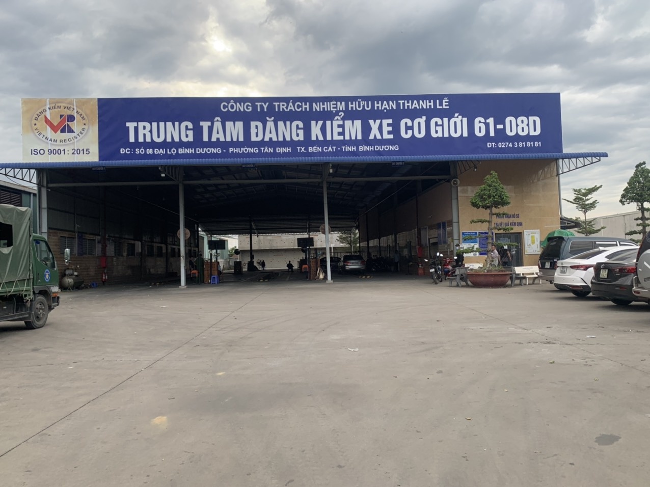 Bon nguoi nhan hoi lo tai trung tam dang kiem o Binh Duong hinh anh