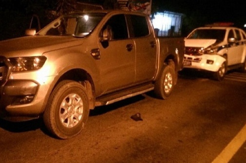 Nhan cong 500.000 dong, bam theo CSGT roi mat bao cho xe vi pham hinh anh