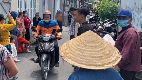Nghi an nguoi dan ong giet con rieng cua tinh nhan roi tu sat hinh anh