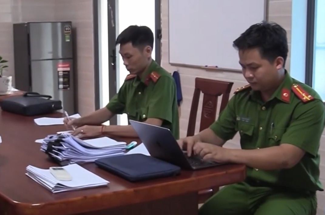 Khoi to 4 nguoi thuoc trung tam dang kiem o Binh Duong hinh anh