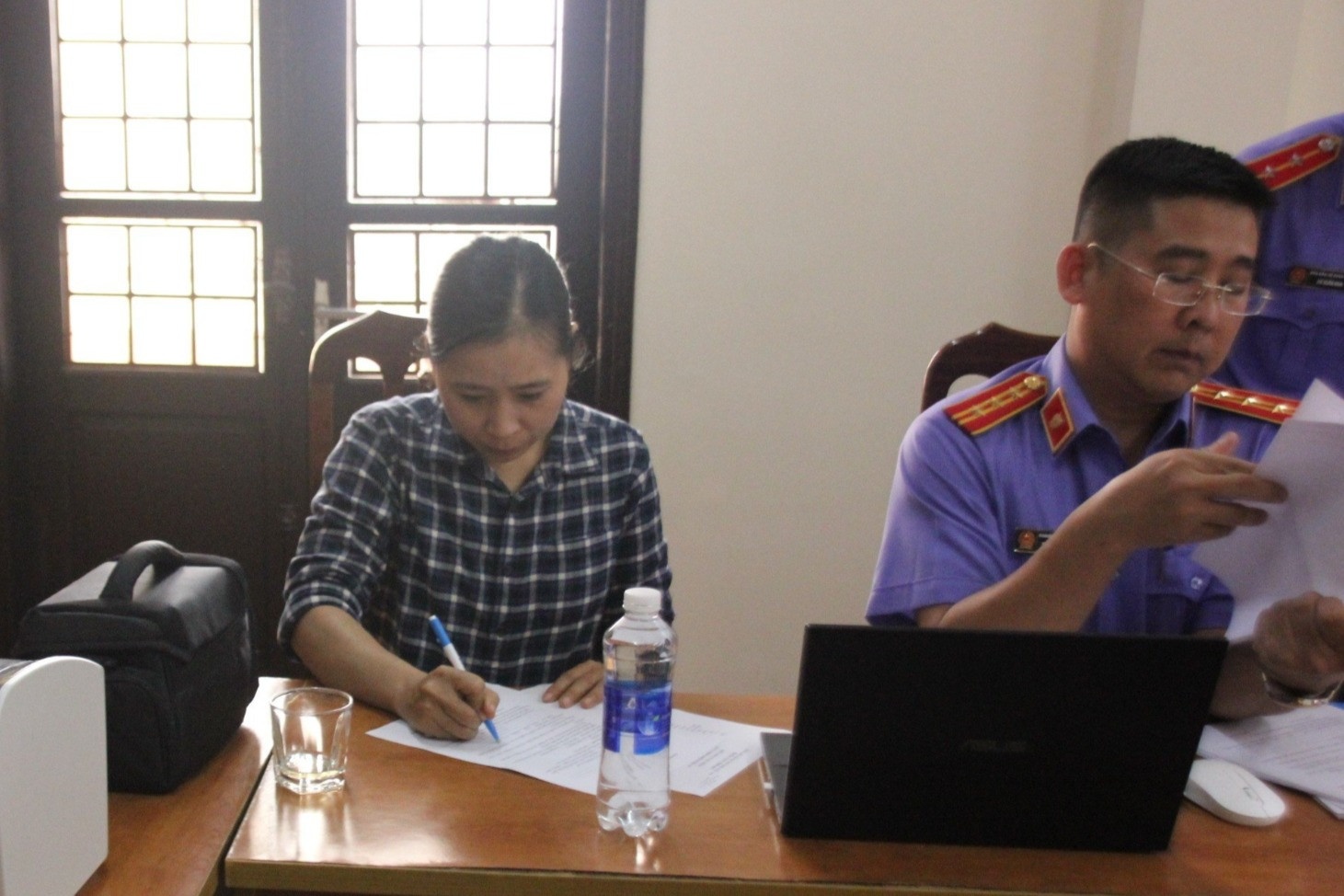 cán bộ tham ô ảnh 1 can bo tham o anh 1