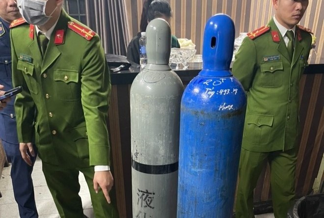 Nhan vien quan bar Heyo Club dong cua kho de phi tang bong cuoi hinh anh