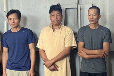 Bat tam giam nhom san thu rung chem trong thuong kiem lam hinh anh