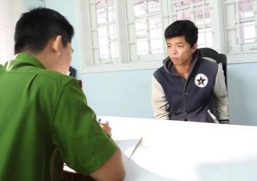 Nam thanh nien dam tu vong nguoi vi tieng loa keo keo hinh anh