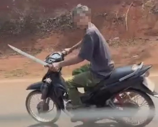 Thanh nien cam ma tau chay theo de doa tai xe xe tai hinh anh