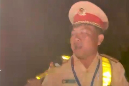 Khoi to tai xe vuot chot kiem soat, giat bang ten CSGT hinh anh