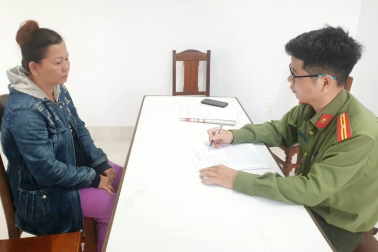 Con tham gia lam tien gia, me nhan tien cong hinh anh