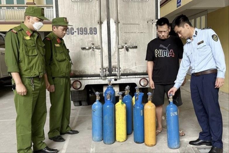 Thu giu nhieu binh khi cuoi tren duong di tieu thu hinh anh