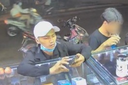 Tam giu thanh nien hoi mua dien thoai roi giat chay luon hinh anh