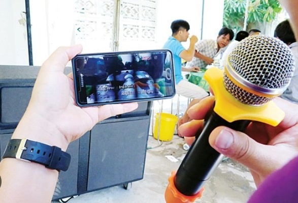 Mot nguoi bi dam tu vong vi tieng loa keo keo hinh anh