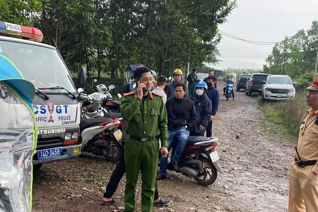 Hai vo chong tu vong trong oto do o san bong tai Quang Ninh hinh anh