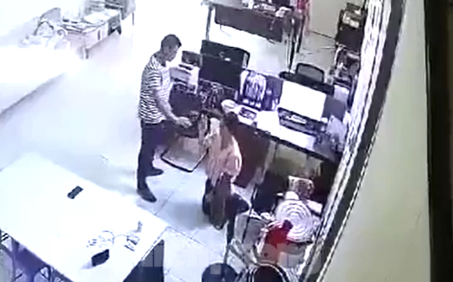 Camera ghi lai canh giam doc nguoi nuoc ngoai nghi sat hai nu ke toan hinh anh