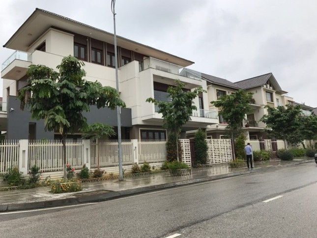 Cuu bi thu Lao Cai duoc cho tang nhieu lo dat hinh anh