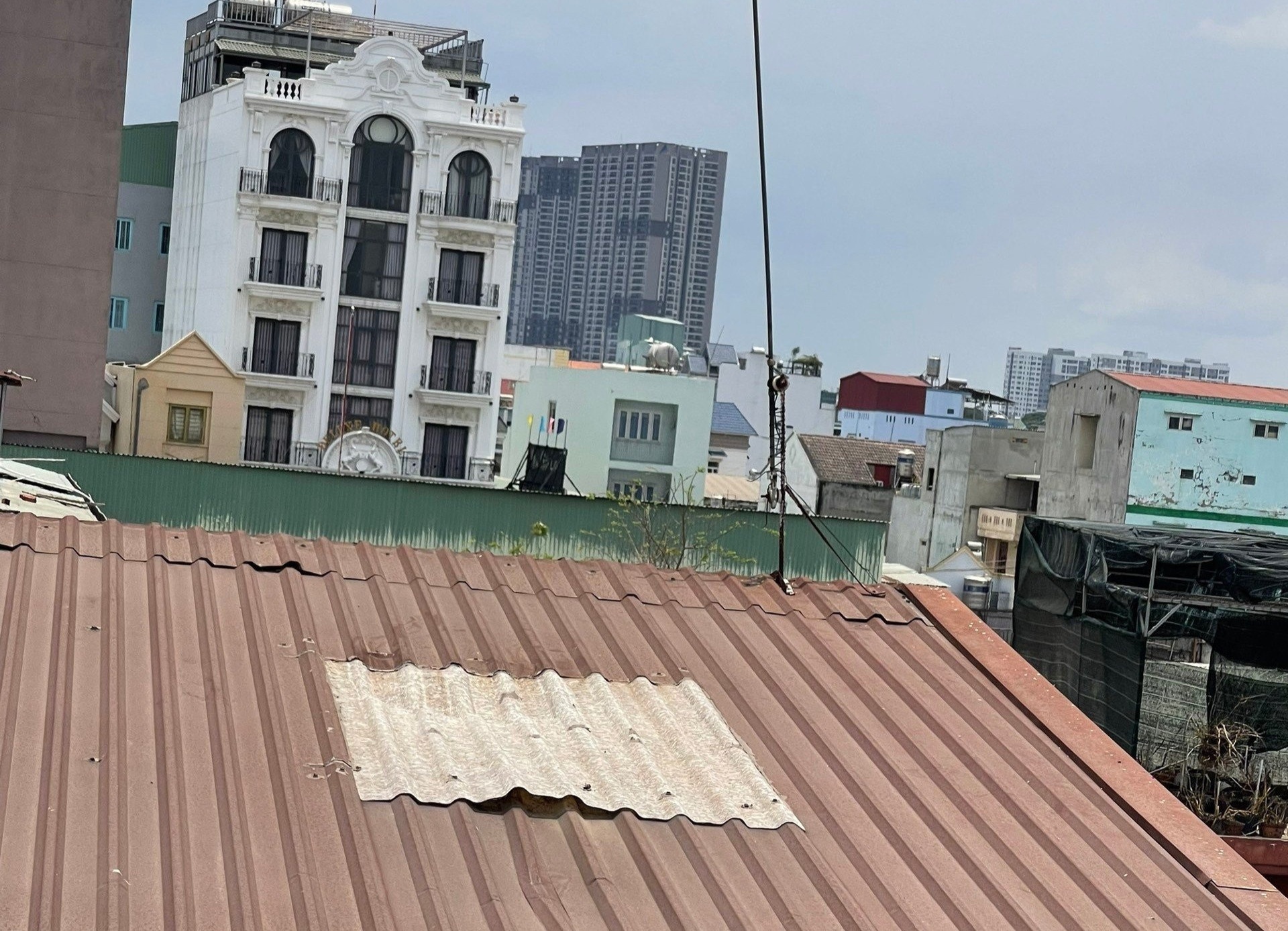 Thong tin vu thanh nien bi chong ban duoi danh, roi tu mai nha tu vong hinh anh
