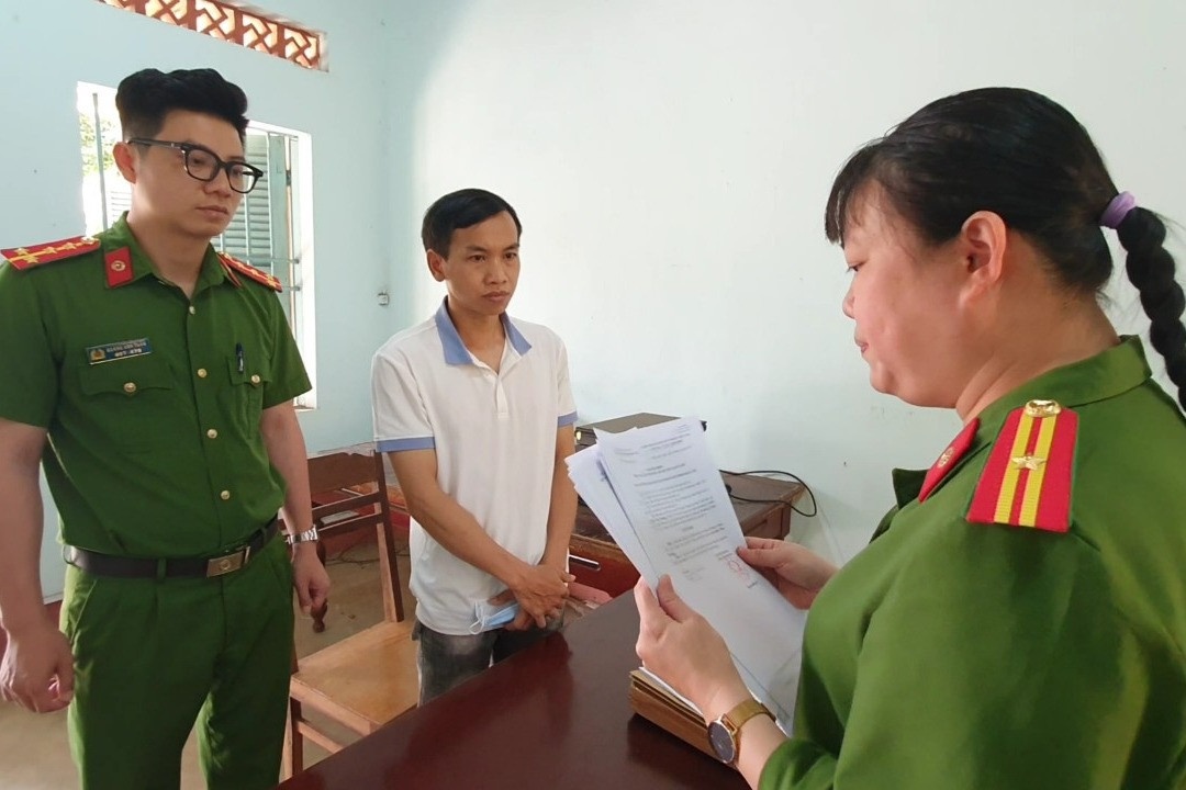 Dam ban cua vo trong thuong vi ghen tuong hinh anh
