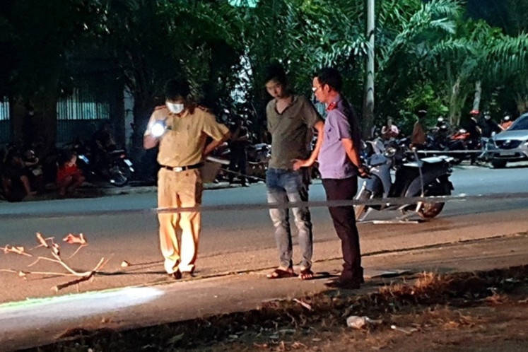 Nam thanh nien nghi bi duoi danh, tong cot den tu vong hinh anh