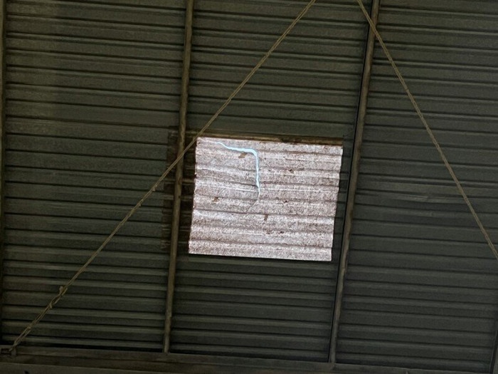 Nguoi dan ong bi chong ban duoi danh, roi tu mai nha tu vong hinh anh