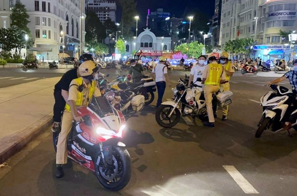 Phat hien hang chuc xe may nghi do che o pho di bo Nguyen Hue hinh anh