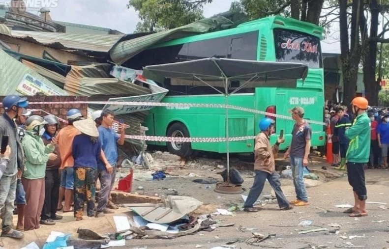 Vu tai nan lam 10 nguoi thuong vong o Gia Lai: Tam giu hinh su tai xe hinh anh