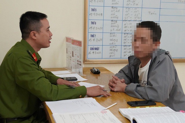 Goi dien treu cong an anh 1