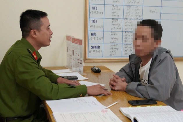 Xu phat nam thanh nien goi dien thoai treu cong an hinh anh