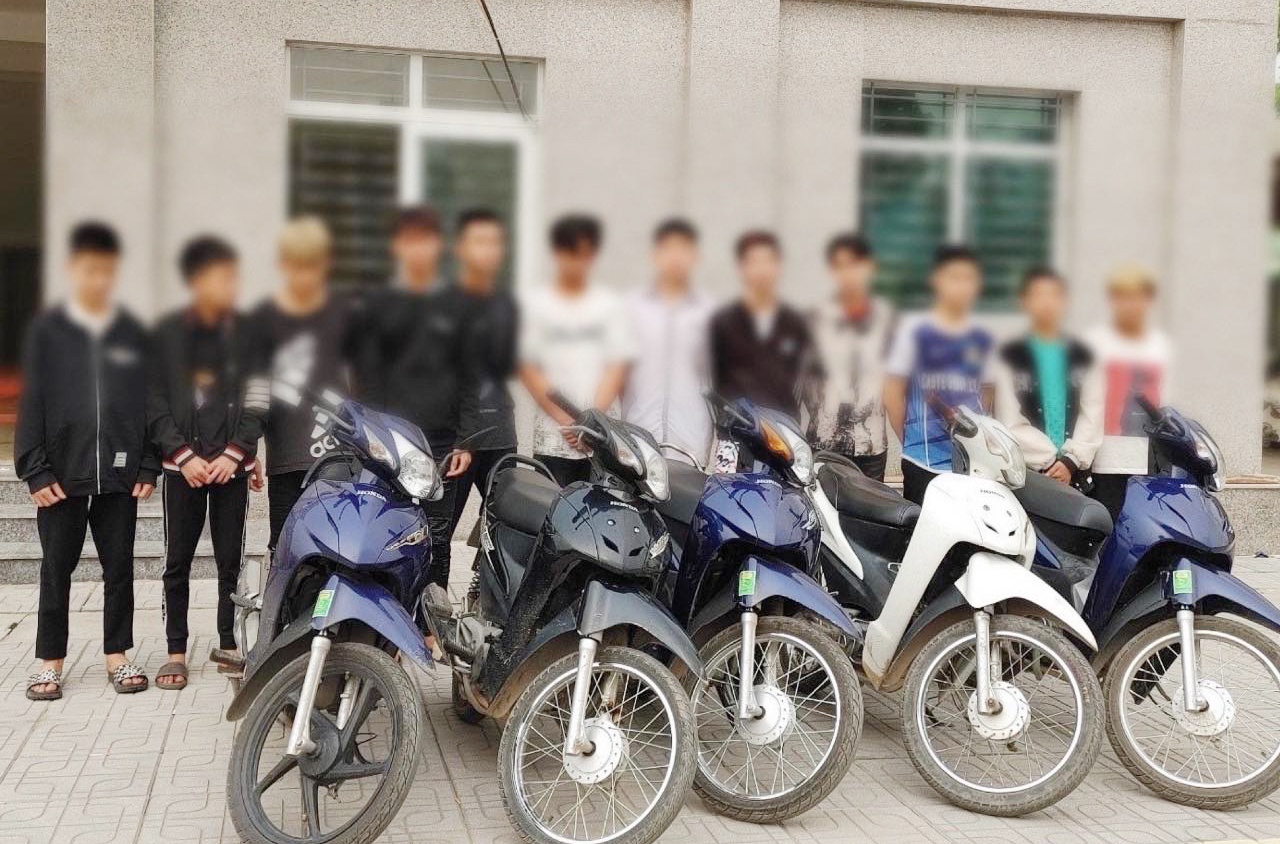 13 thanh thieu nien vac hung khi tu che di tim doi thu hinh anh