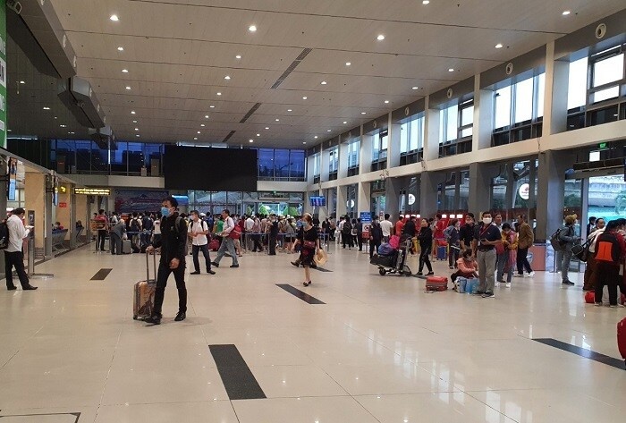 Thanh nien gia dang an ninh hang khong ghi hinh trai phep tai san bay hinh anh