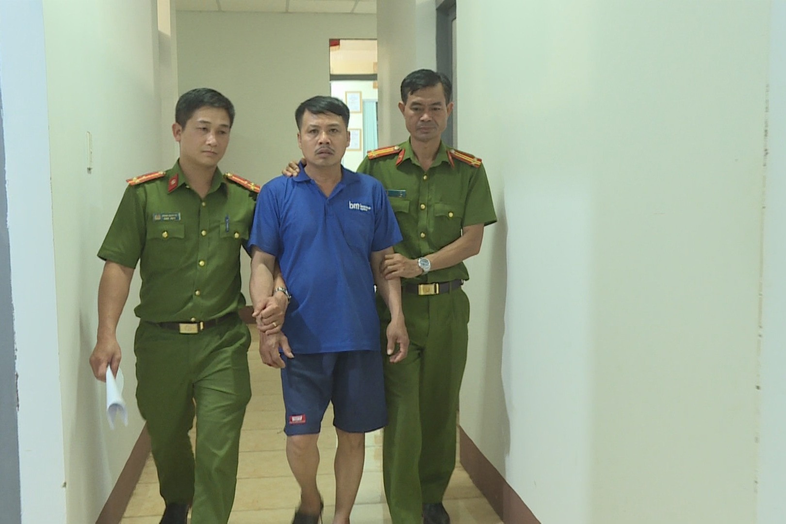 Nguoi dan ong tu vong sau man mua vo hinh anh