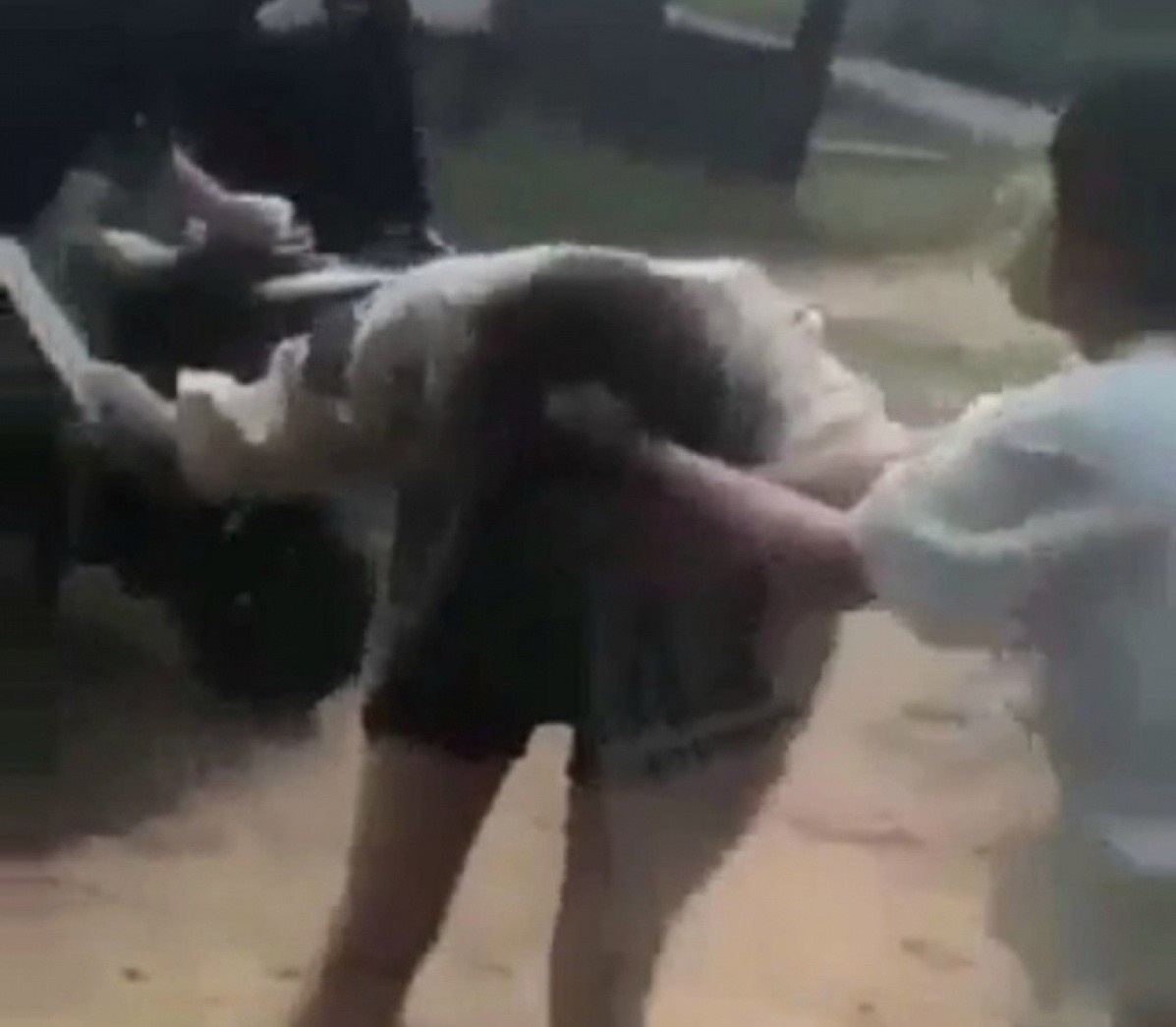 Nu sinh danh nhau o Quang Tri hinh anh