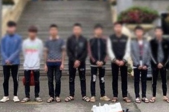 Bat khan cap 16 nguoi mang hung khi gay roi trat tu cong cong hinh anh