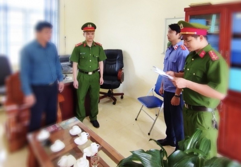 Bat tam giam hieu truong dam o 2 hoc sinh lop 9 hinh anh