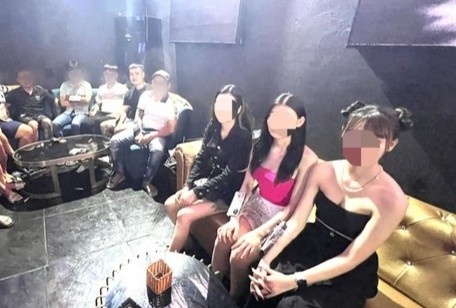 Cong an dot kich quan bar Win Beer Club o Binh Duong hinh anh