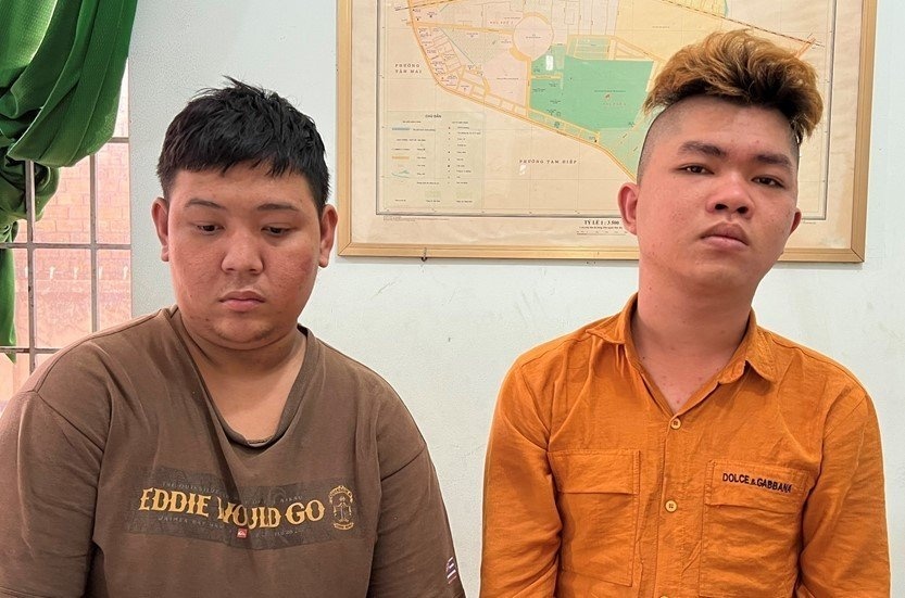 thanh nien mua ban sung anh 1