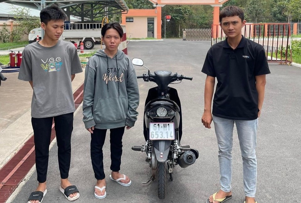 Nam thanh nien lai moto bang chan bi phat 9 trieu dong hinh anh