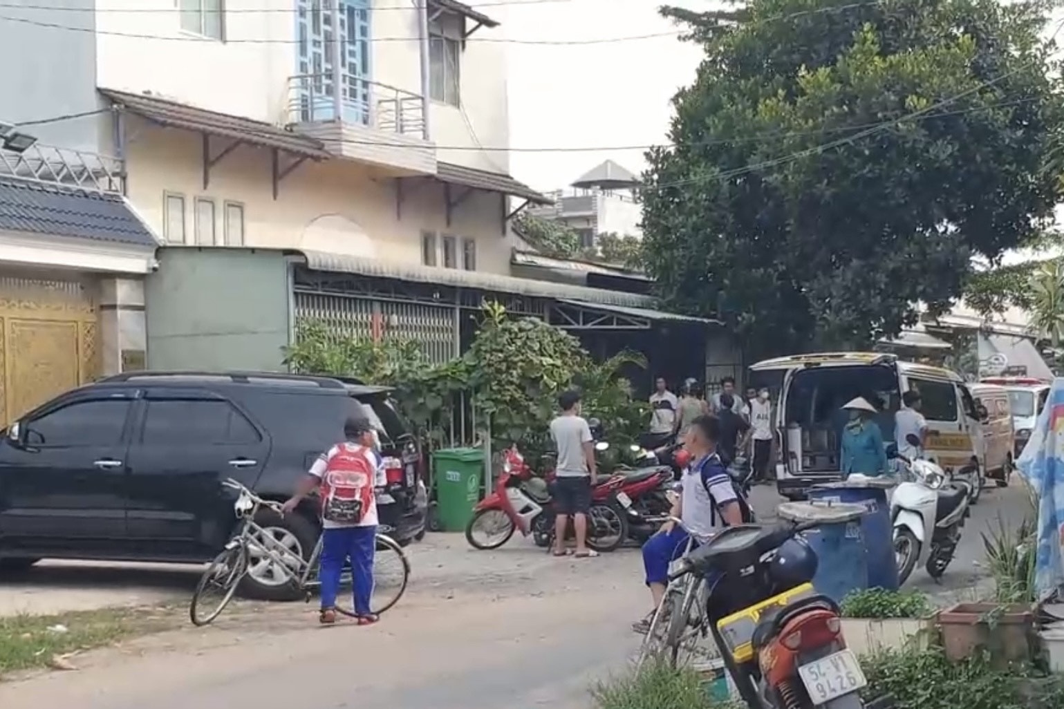 Vo phat hien chong tu vong trong phong tro o Binh Duong hinh anh