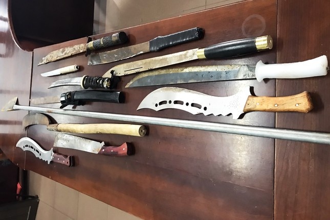 Ngan chan vu danh ghen bang dao kiem cua 9 thanh thieu nien hinh anh