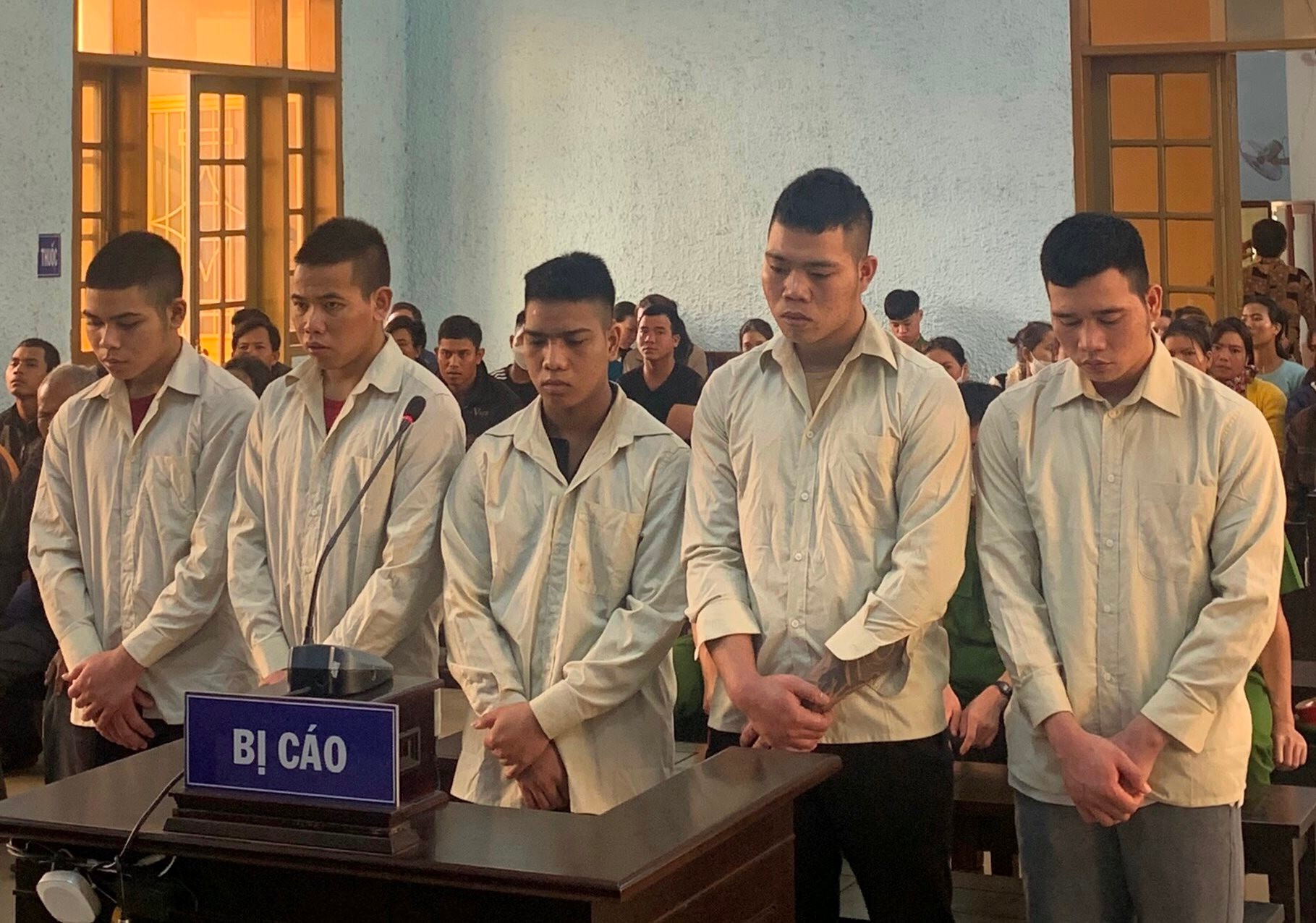 Danh nguoi trong thuong vi bi chieu den xe vao mat hinh anh