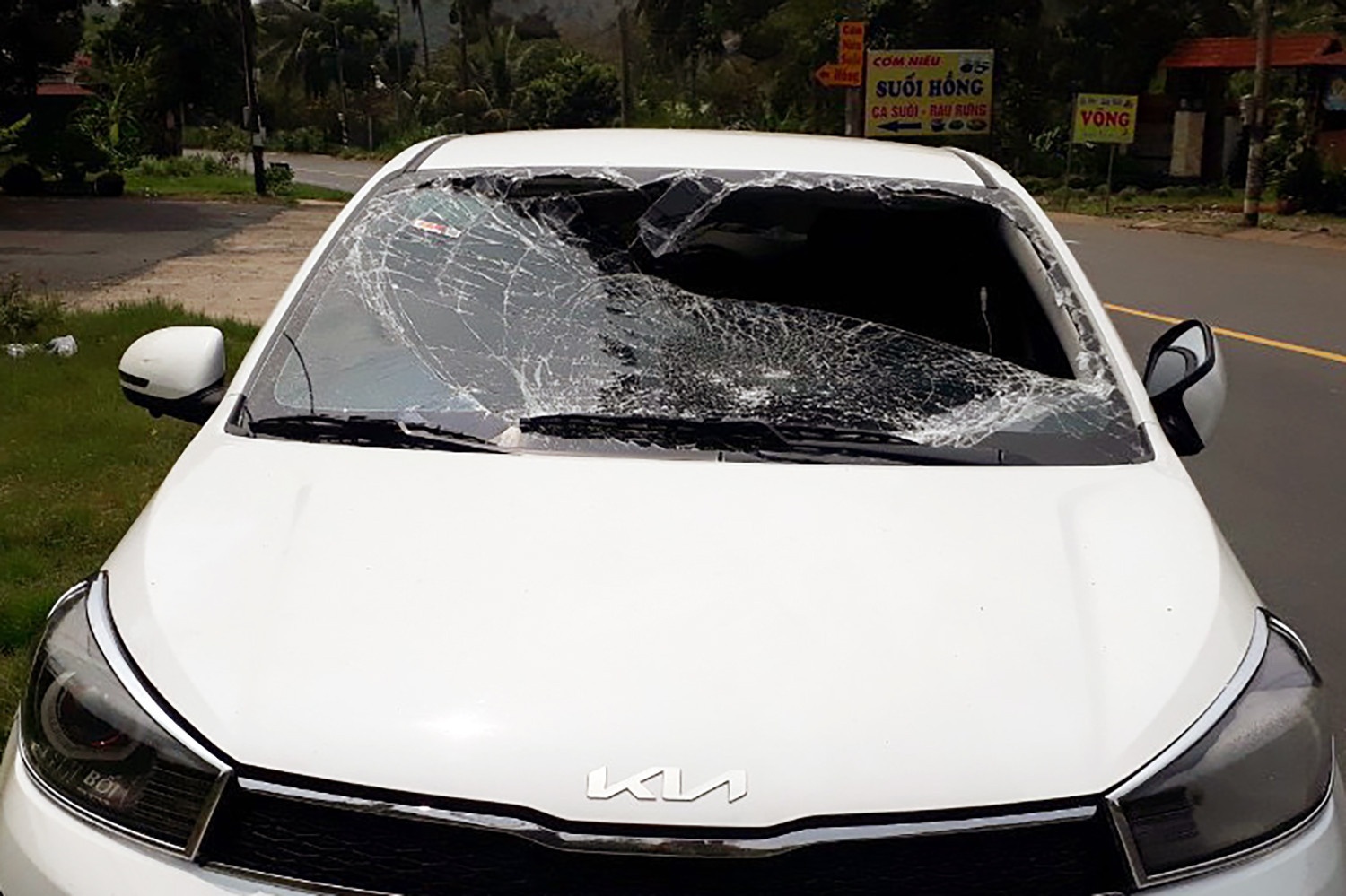 Nam thanh nien chan dau, dap vo kinh oto cua nguoi di duong hinh anh