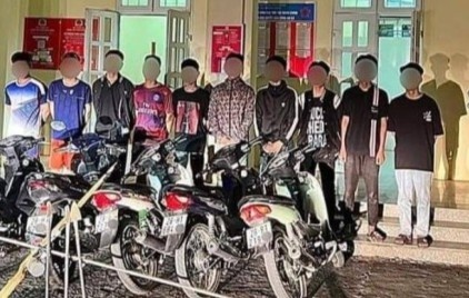 Cam dao tim doi thu, nhom thanh nien gap ngay cong an hinh anh