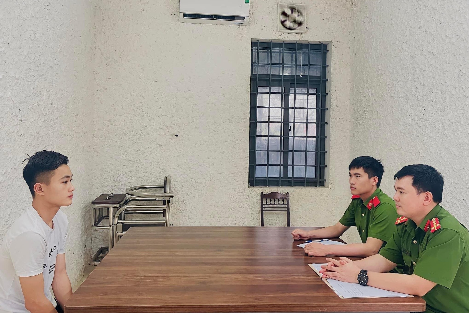 Nam thanh nien xong vao nha dan cuop dien thoai hinh anh