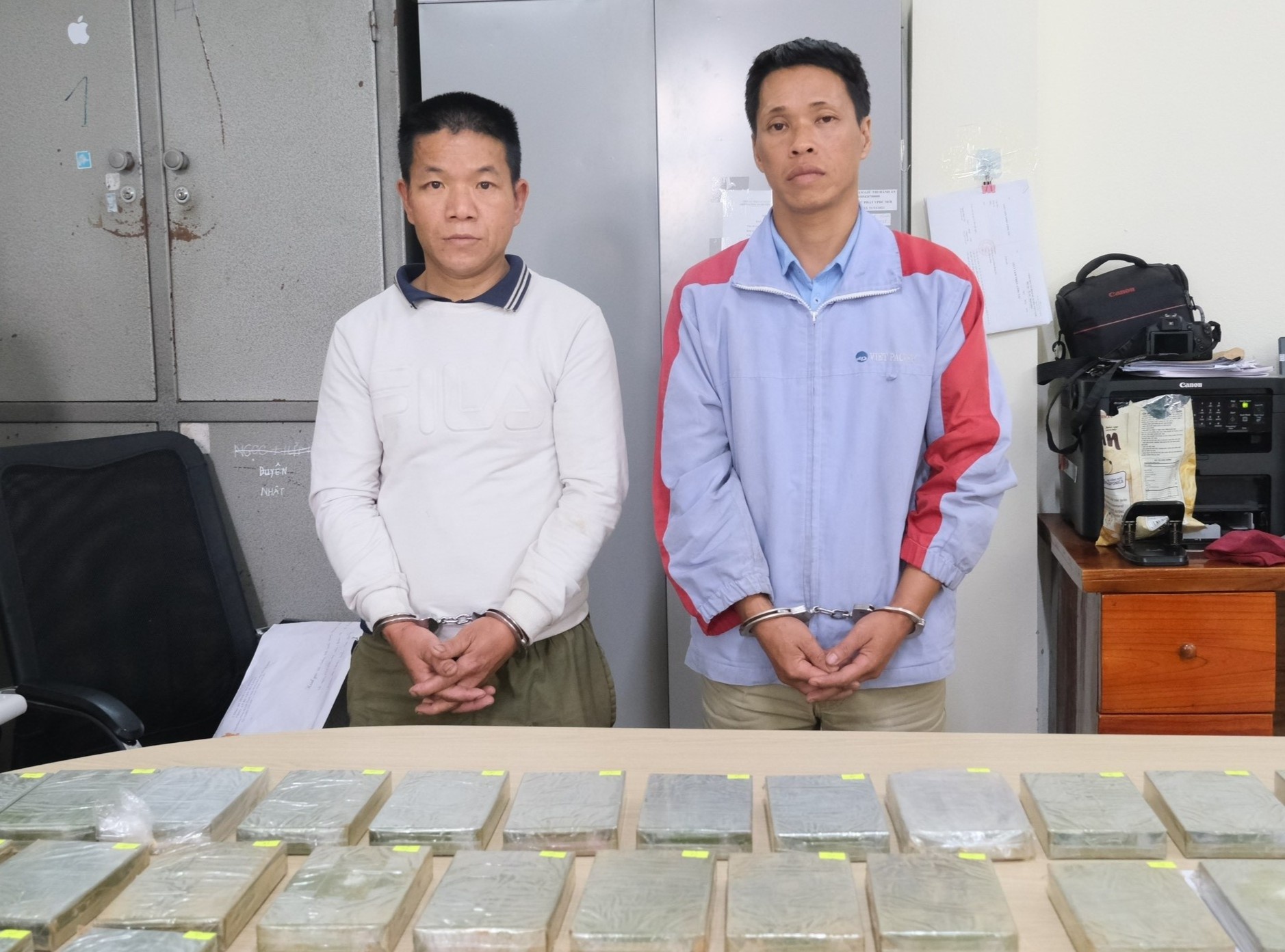 Triet pha duong day ma tuy lon, thu giu 24 banh heroin hinh anh