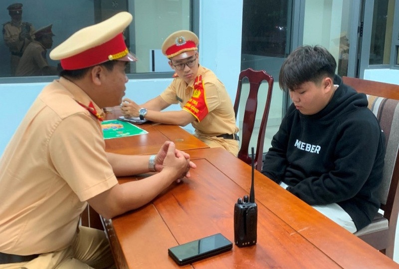 Nhom thanh thieu nien cat giau nhieu hung khi tu che hinh anh